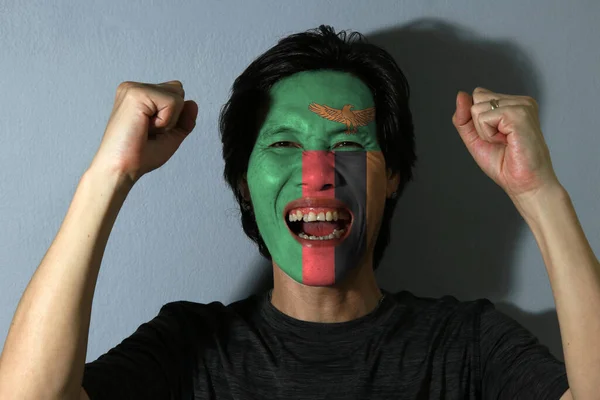 Retrato Alegre Homem Com Bandeira Zâmbia Pintada Seu Rosto Fundo — Fotografia de Stock