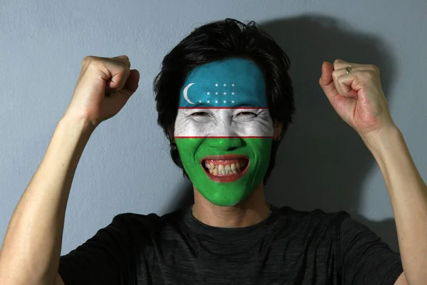Alegre Retrato Hombre Con Bandera Uzbekistán Pintado Rostro Sobre Fondo — Foto de Stock