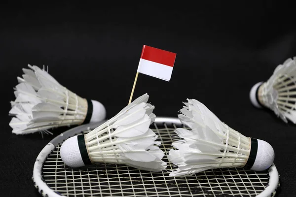 인도네시아 국기를 바닥에 배드민턴 라켓과 셔틀콕 놓는다 — 스톡 사진