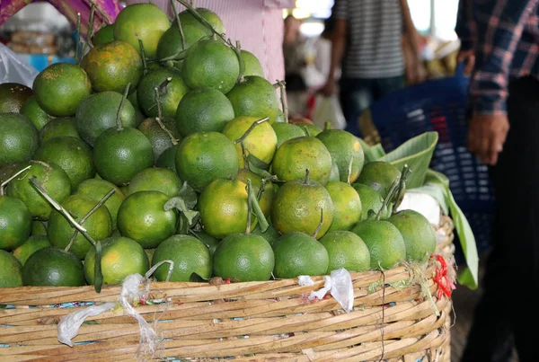 Pele Verde Laranja Colocada Uma Cesta Bambu Para Vender Mercado — Fotografia de Stock