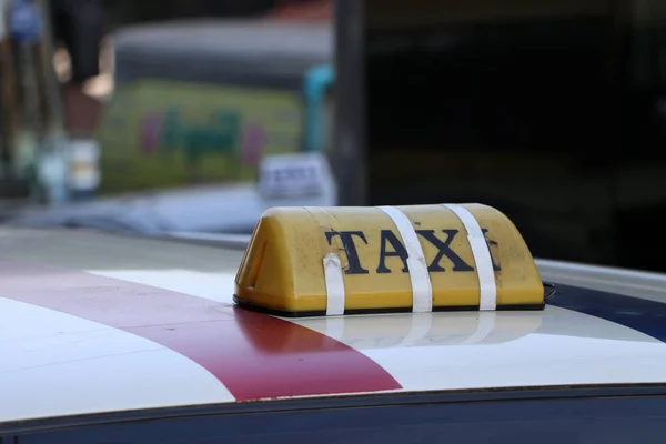 Taxi Lichtschild Oder Taxi Schild Gelber Farbe Mit Schwarzem Text — Stockfoto