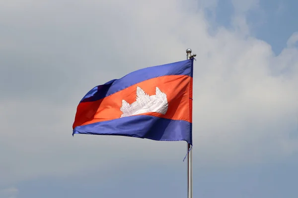 Bandeira Nacional Camboja Fundo Céu Azul Brilhante Soprado Pelo Vento — Fotografia de Stock