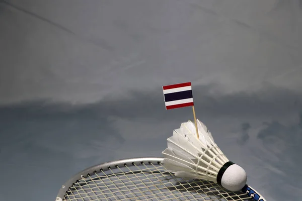Mini Thailand Fahnenstange Federball Auf Dem Netz Des Badmintonschlägers Auf — Stockfoto
