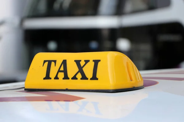 Taxi Lichtschild Oder Taxi Schild Gelber Farbe Mit Schwarzem Schriftzug — Stockfoto