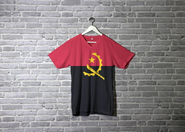 Bandeira Angola Camisa Pendurado Parede Com Papel Parede Padrão Tijolo — Fotografia de Stock