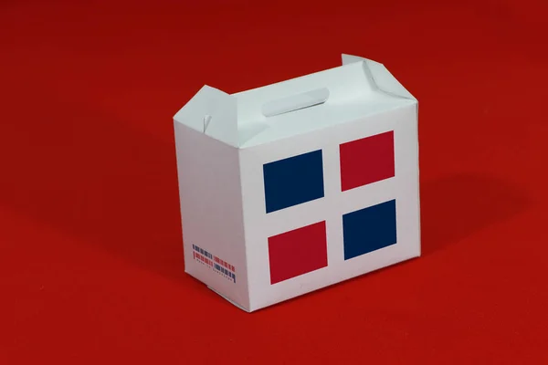 白盒上的多米尼加国旗有条形码 红底上有国旗的颜色 多米尼加出口贸易的概念 纸包装的产品 — 图库照片
