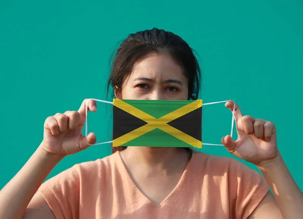 Une Femme Avec Drapeau Jamaïcain Sur Masque Hygiénique Main Levé — Photo