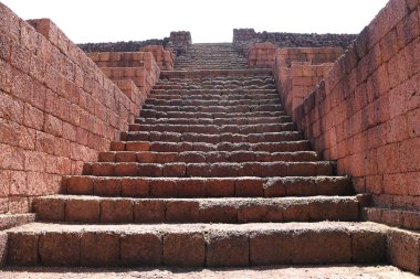 Ana stupanın tepesindeki antik kenar taşı merdiven, Khao Klang Nok, Draravati kültürünün etkisi, 8.-9. yüzyıl Tayland Petchaboon 'da..