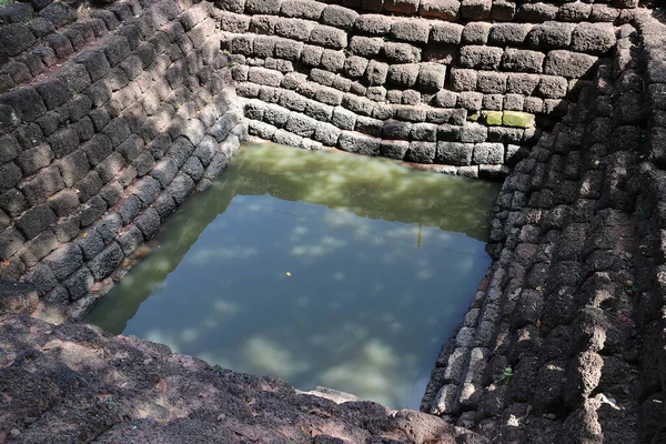 Lagoa Antiga Quadrada Feita Pedra Laterita Sítio Arqueológico Srithep Cidade — Fotografia de Stock