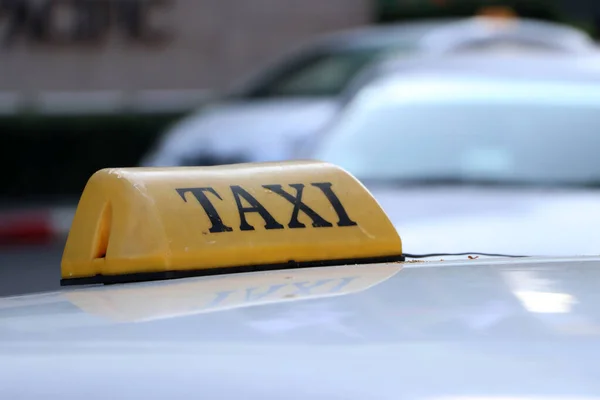 Taxi Lichtschild Oder Taxi Schild Gelber Farbe Mit Schwarzem Schriftzug — Stockfoto