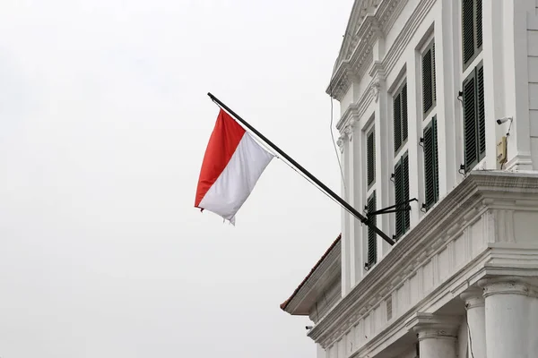 Bendera Indonesia Pada Pukulan Bangunan Oleh Angin Dengan Latar Belakang — Stok Foto