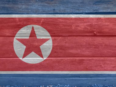 Kuzey Kore bayrağı ahşap duvar arkasında. Grunge Kuzey Kore bayrak deseni, yatay kırmızı beyaz ve mavi, beyaz daire içinde kırmızı yıldız.