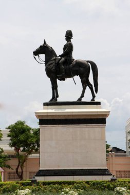 Büyük Chulalongkorn 'un Binicilik Heykeli, Tayland' ın başkenti Bangkok 'ta bulunan Royal Plaza' nın ortasında bronz bir heykeldir.,