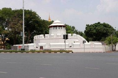 Maha Kan (Anlamı: Gynura pseudochina) kalesi beyaz renkli bir sekizgen şeklindedir ve iki katın etrafına duvar örülmüştür. Bangkok Tayland 'da. 1783 'te dikildi..