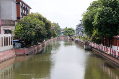 Banglamphu Kanalı 'nın Bangkok, Tayland' daki köy ve ağaçlı manzarası.