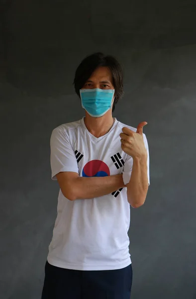 Gemaskerde Man Zuid Korea Vlag Kleur Van Shirt Kruis Een — Stockfoto