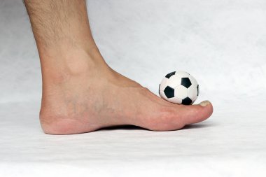 Ayakta beyaz arka planda mini futbol topu var. Spor anlayışı.
