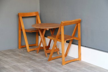 Tahta masa ve sandalye sabahları oturup kahve içmek için hazırlanıyor..