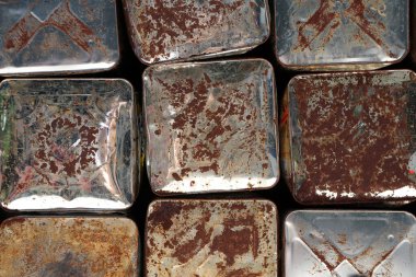 Çinko kare kovanın altı paslı ve yığını desen arka planına yerleştir.