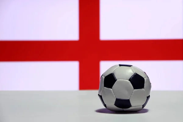 Liten Fotboll Vitt Golv Och Engelsk Nation Flagga Bakgrund Röd — Stockfoto