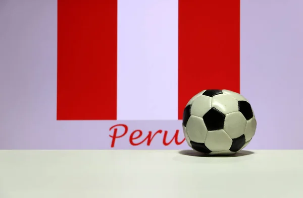 Малий Футбол Білому Поверсі Перуанський Національний Прапор Текстом Перу Поняття — стокове фото