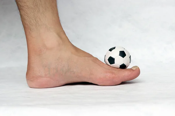 Ayakta beyaz arka planda mini futbol topu var. Spor anlayışı.