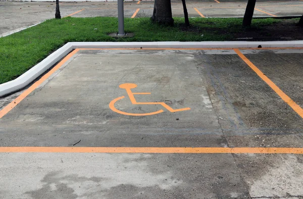 Esquema Naranja Humano Con Silla Ruedas Suelo Coche Estacionamiento Discapacitados —  Fotos de Stock