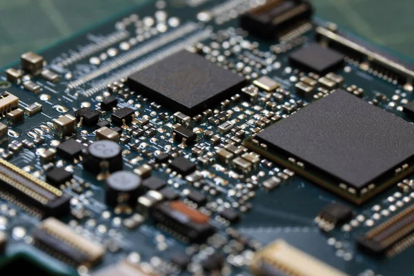 Elektronik arka plan teknolojisi yeşil devre kartını kapatıyor. Uygulama Özgül Bütünleşik Devre
