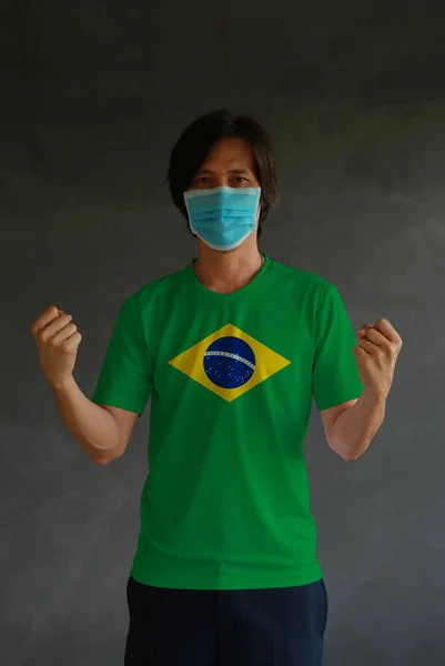 Homme Masqué Portant Drapeau Brésil Couleur Chemise Debout Avec Levé — Photo
