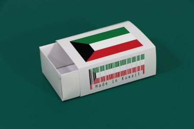 Barkodlu beyaz kutuda Kuveyt bayrağı ve yeşil arka planda ulus bayrağı, eşleştirme için kağıt ambalaj veya ürünler. Kuveyt 'ten ihracat ticareti kavramı.