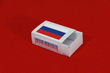 Barkodlu beyaz kutuda Rusya bayrağı kırmızı zemin üzerinde ulus bayrağı, eşleştirme için kağıt ambalaj veya ürünler. Rusya 'dan ihracat ticareti kavramı.