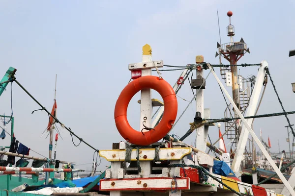 Anillo Vida Seguridad Naranja Colgando Mástiles Barco Pesca —  Fotos de Stock