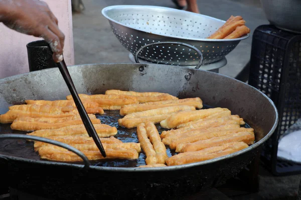 Youtiao 중국의크 Chinese Cruller 중국의 Chinese Fried Churros 중국의 팬에서 — 스톡 사진