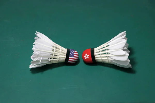Dva Použité Raketoplány Zelené Podlaze Badmintonského Kurtu Oběma Hlavami Jedna — Stock fotografie