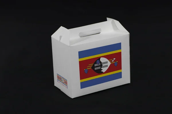 白盒上的斯威士兰国旗有条形码 黑色背景上有国旗的颜色 斯威士兰出口贸易的概念 用于放置产品的纸包装 — 图库照片