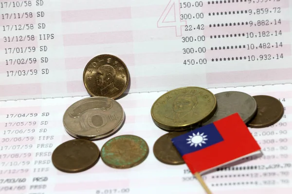 Tayvan para yığını ve kitap bankasında küçük Tayvan bayrağı. Tasarruf veya finans kavramı.