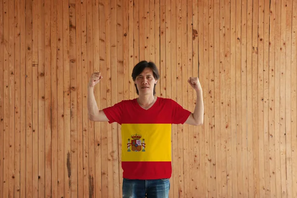 Hombre Con Bandera España Color Camisa Pie Con Puño Levantado — Foto de Stock