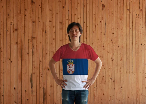 Homem Vestindo Camisa Cor Bandeira Sérvia Com Akimbo Fundo Parede — Fotografia de Stock