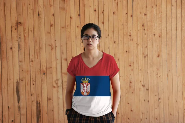Mujer Con Camisa Color Bandera Serbia Pie Con Dos Manos — Foto de Stock