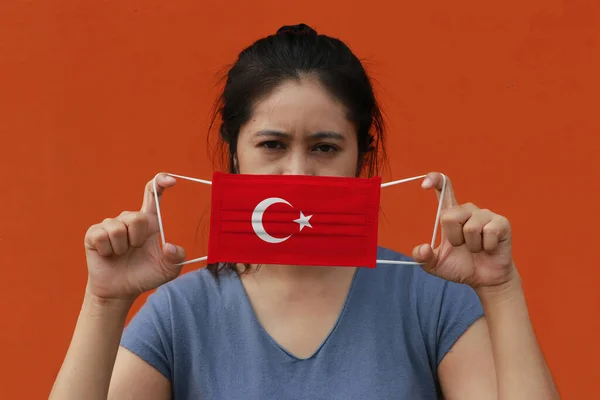 Una Donna Con Bandiera Della Turchia Sulla Maschera Igienica Mano — Foto Stock