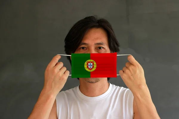 Hombre Con Bandera Portugal Con Máscara Higiénica Mano Levantó Cara — Foto de Stock