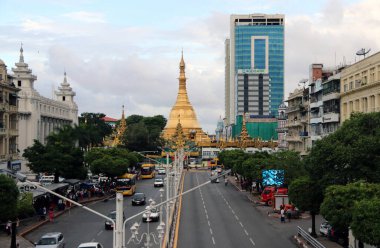 Yangon, Myanmar 6 Haziran 2018: Yangon şehir merkezinde bulunan Sula pagoda 'nın altın sekizgeni, Sule Pagoda yolunun kesiştiği noktada inşaat ve birçok araçla birlikte 2600 yıldan daha eski hale getirdi..
