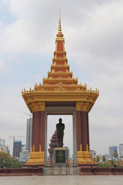 Phnom Penh, Kamboçya, 4 Şubat 2019: Preah Borom Ratanak Kaudh Anıt Heykeli, bakırdan yapılmıştır ve Bağımsızlık Anıtı 'nın doğusundaki bir parka yerleştirilmiştir..