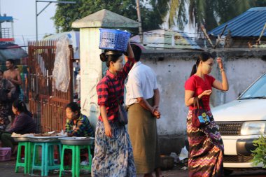 Yangon, Myanmar, 24 Şubat 2019: Yüzlerinde thanakha (Myanmar pudrası) olan Myanmalı kadın markete gitmekten kafasına plastik sepeti geçirdi.