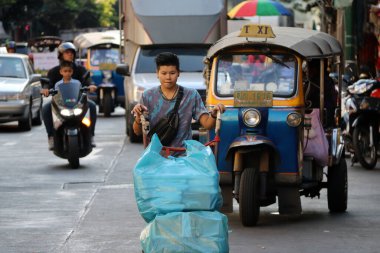 Bangkok, Tayland - 18 Şubat 2019: İşçi Sampheng ticaret kasabasında iki teker tramvayı teslimat için yola çıkardı.