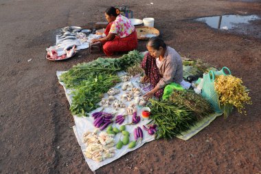 Yangon, Myanmar 25 Şubat 2019: Yangon yollarında ürün satmak için bez döşeyen sokak satıcıları.