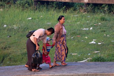 Yangon, Myanmar, 25 Şubat 2019: Aile feribotu Myanmar 'dan geleneksel feribotla Yangon Nehri' ne sabah birlikte yürüyor..