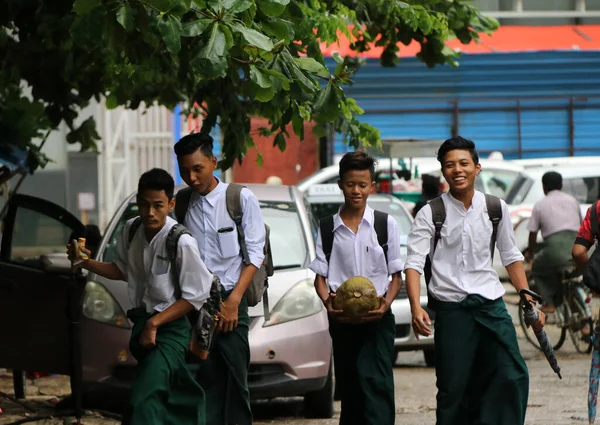 Yangón Myanmar Junio 2018 Cuatro Colegiales Uniforme Colegio Myanmar Camisa —  Fotos de Stock