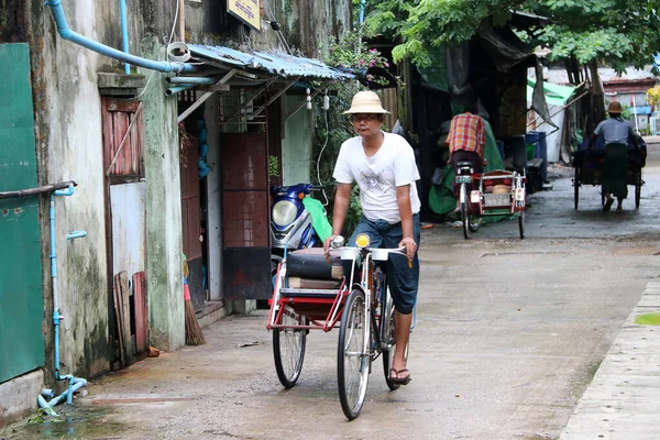 2018年6月11日 缅甸仰光 在仰光街头骑三轮车的自行车司机 — 图库照片
