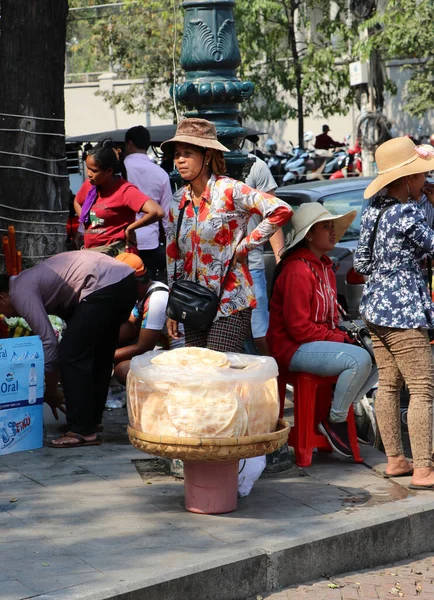 Phnom Penh Kambodža Února 2019 Prodavačka Draků Stojí Svým Drakem — Stock fotografie